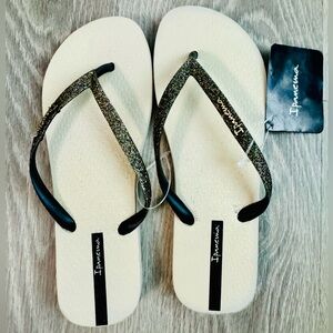 *NWT* Ipanema glitter flip flops